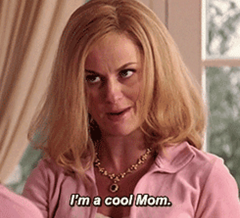 Gif d'une femme blonde habillée avec un gilet rose, disant "I'm a cool mom" ("je suis une mère cool") en dansant